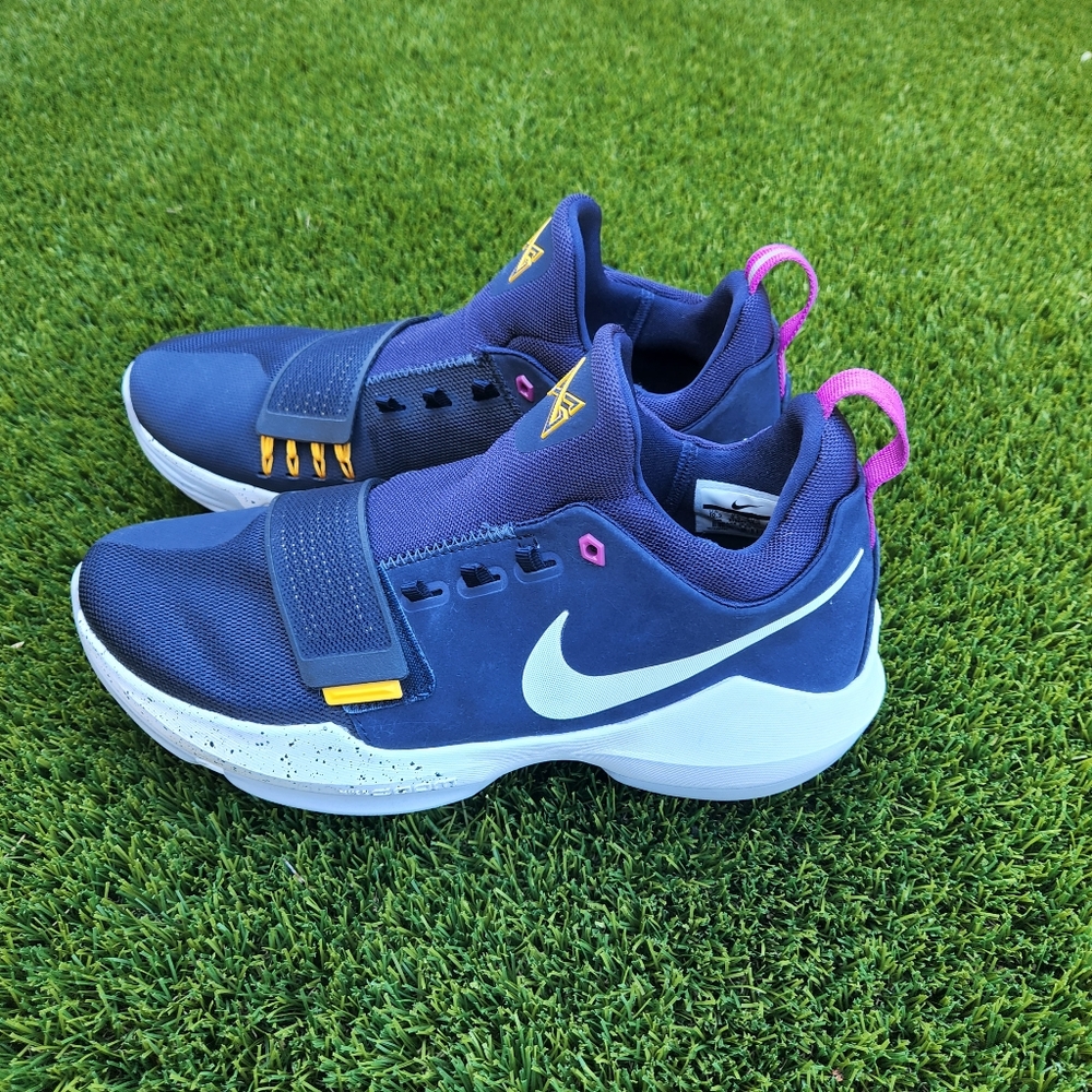 Mens 10.5 Nike shoes